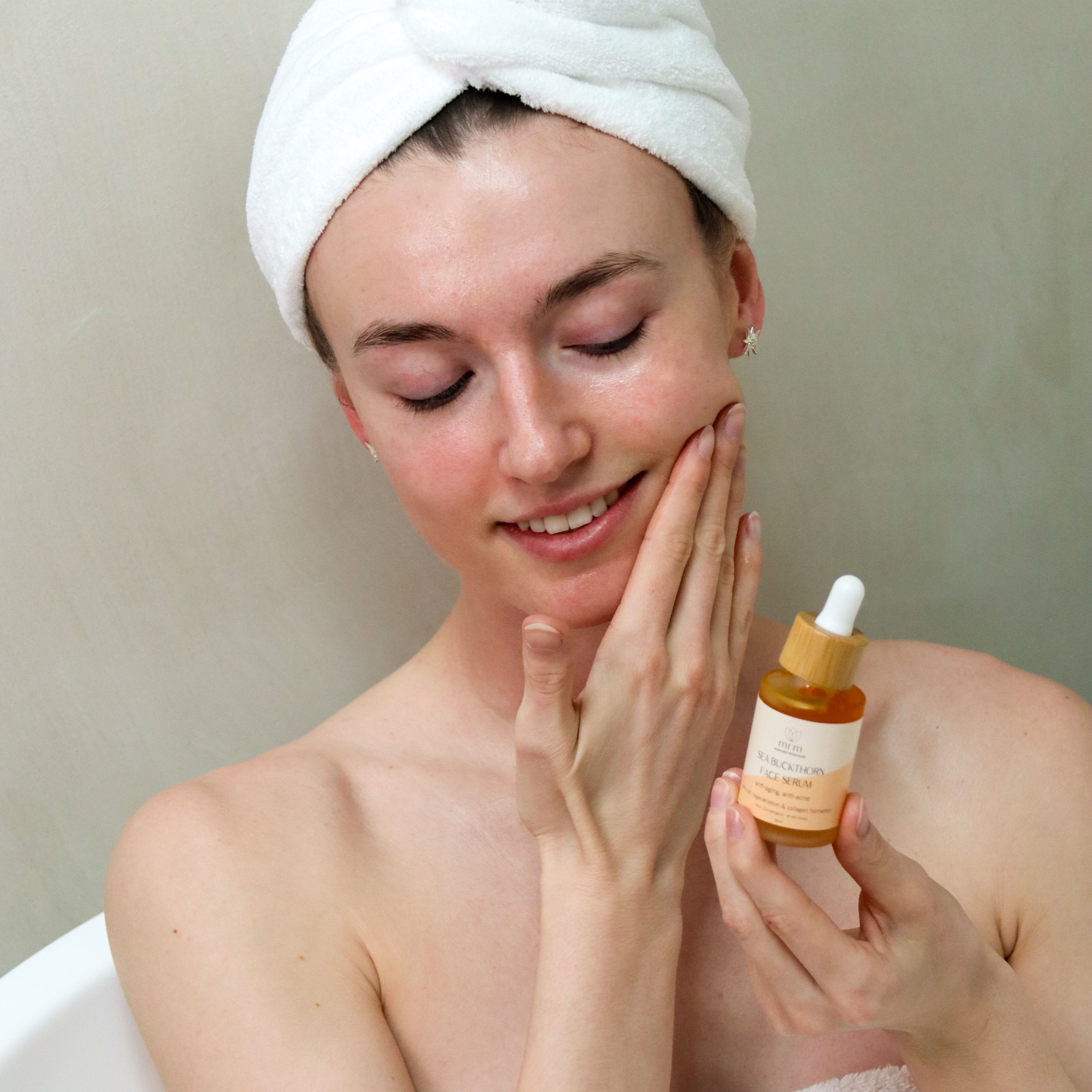 Sea Buckthorn Face Serum in use